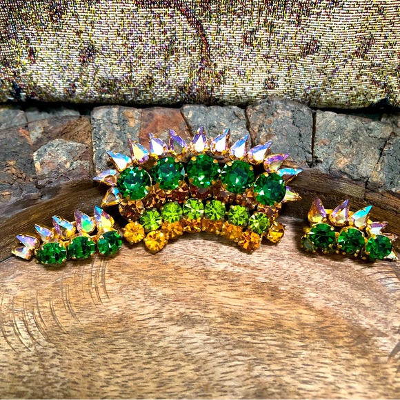 Ezmerelda’s Treasure - Pin and Earrings - Picture 1 of 5